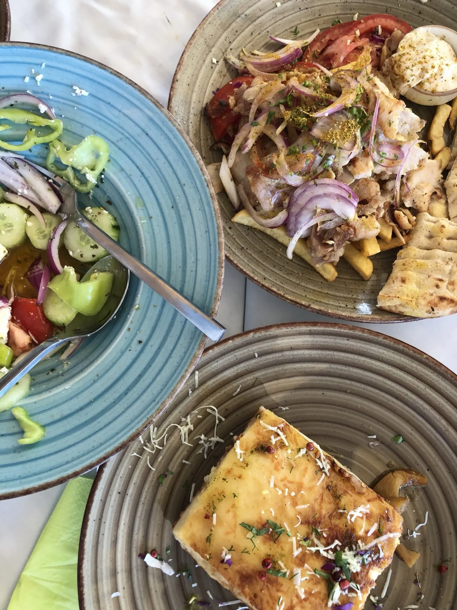 Moussaka, souvlaki & ensalada griega